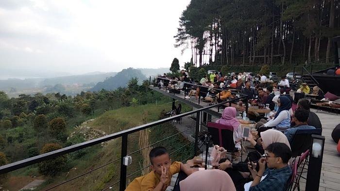 Suasana di tempat wisata kuliner Botanika Eatery yang terletak di Talaga Surian, Desa Puncak, Kecamatan Cigugur, Kuningan.