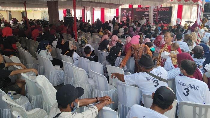 Suasana menjelang kedatangan Capres Ganjar Pranowo di TPI Karangsong Indramayu, Sabtu (23/12/2023).