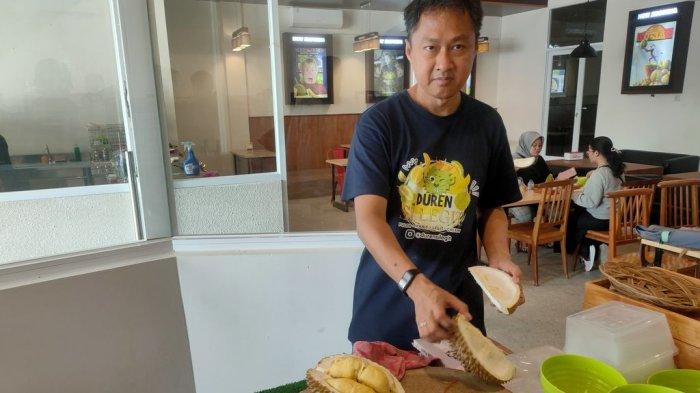 Suasana kafe Duren Si Legit di Jalan Dr Cipto Mangunkusumo nomor 75, Kota Cirebon