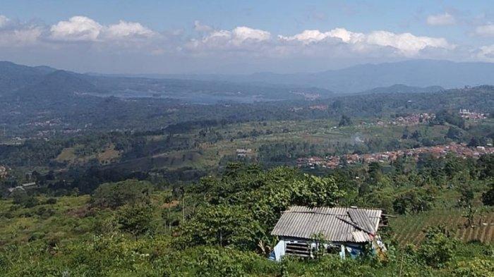 Suasana pembangunan objek wisata milik Bupati Kuningan di kaki Gunung Ciremai