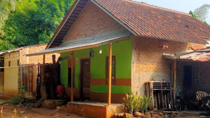 Suasana rumah nenek Pegi Setiawan alias Perong di Desa Kepongpongan, Kecamatan Talun, Kabupaten Cirebon tampak sepi usai digeledah sehari sebelumnya oleh kepolisian, Kamis (23/5/2024)