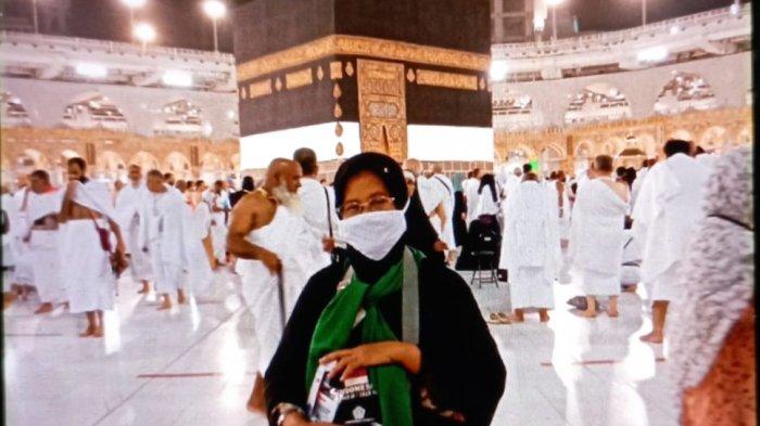 Supiyati Khumairoh, pedagang ikan asal Banten saat berada di depan ka'bah