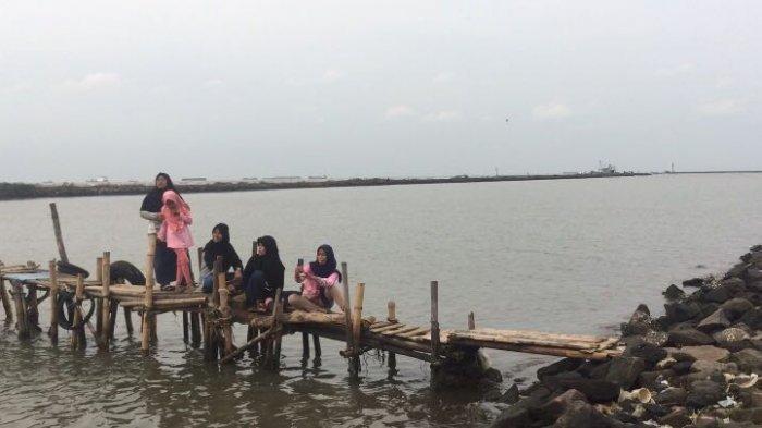 Kaum Milenial sedang asyik berswafoto di Pantai Kejawanan Kota Cirebon.