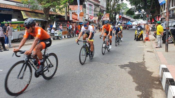 Sejumlah pesepeda saat beradu cepat dalam TDL 2024 di Jalan Siliwangi, Kecamatan/Kabupaten Kuningan, Sabtu (10/8/2024).