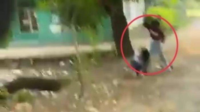 Tangkapan layar kekerasan terhadap sesama remaja perempuan yang viral di berbagai grup WhatsApp