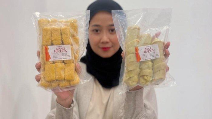 Tantri Elsa Hindunsari (42), Owner UMKM Pasakan Neng Hindun sedang memegang produk nugget sehat buatannya