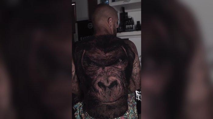 Tato wajah gorila berukuran besar, terukir dengan jelas di punggung bomber Persib Bandung, David da Silva, setelah liburan panjang kompetisi Liga 1 2023/2024.