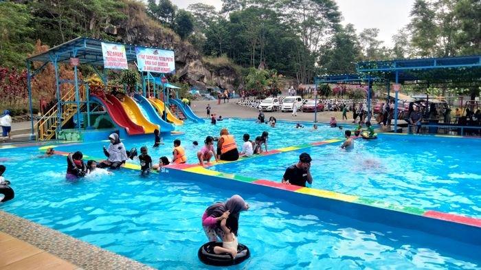 Tempat Wisata Taman Batu Hanjuang di Desa Setianegara, Kecamatan Cilimus, Kuningan