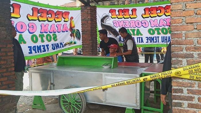 Tersangka Yosep tersenyum saat menjalani rekonstruksi di warung pecel lele, Jalan Cagak, Kabupaten Subang, Jawa Barat, Rabu (22/11/2023).