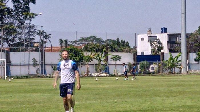 Tiga pemain Persib Bandung yaitu Marc Klok, Arsan Makarin dan Daisuke Sato tambah porsi latihan jelang lawan PSIS Semarang