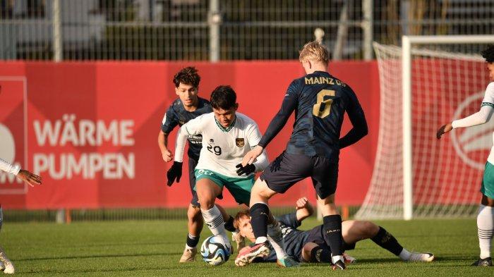 Uji coba Timnas U-17 Indonesia melawan Mainz U-19. Di laga ini Timnas Indonesia kalah 0-3.