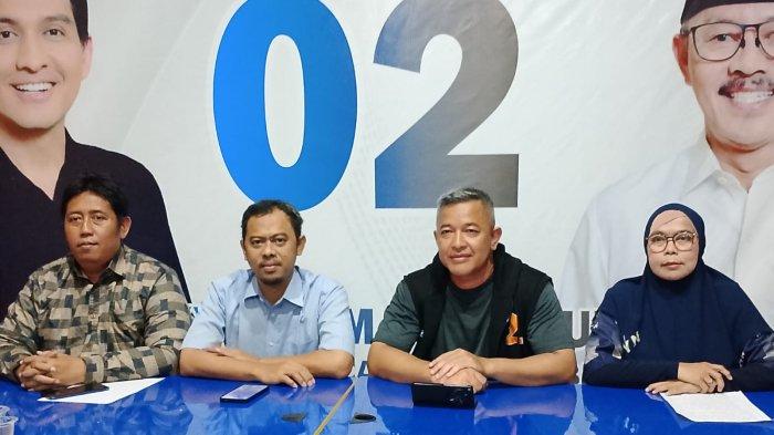 Tim Pemenangan Paslon 2 Lucky Hakim-Syaefudin saat menyampaikan persiapan jelang debat Pilkada Indramayu, Minggu (3/11/2024)