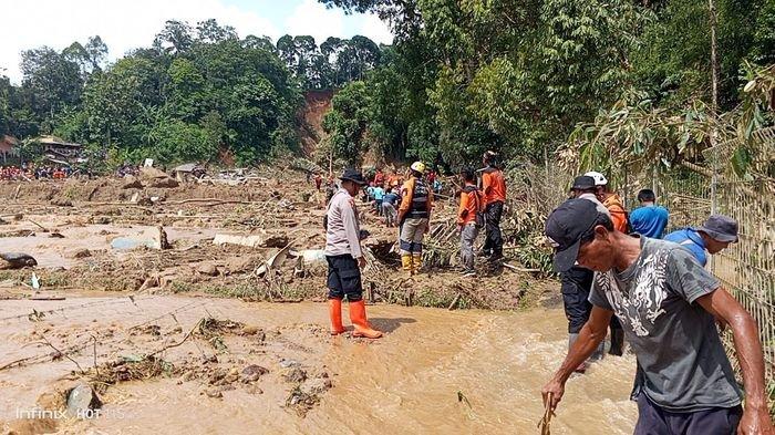 Tim SAR Gabungan Lakukan Pencarian Korban Longsor Cipondok Desa Pasanggrahan Kecamatan Kasomalang, Senin (8/1/2024).