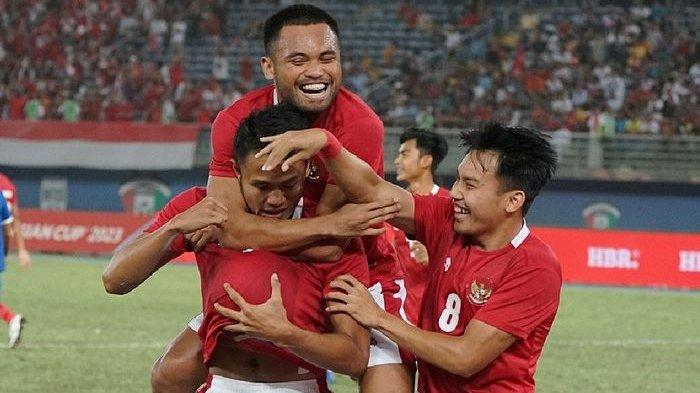 Pemain sayap Saddil Ramdhani dan Witan Sulaeman merayakan gol yang dicetak Dimas Drajad ke gawang Nepal pada laga penentuan kualifikasi Piala Asia 2023 di Kuwait, Rabu (16/6/2022) dini hari. Timnas Indonesia menang 4-0 dan lolos ke Piala Asia 2023.