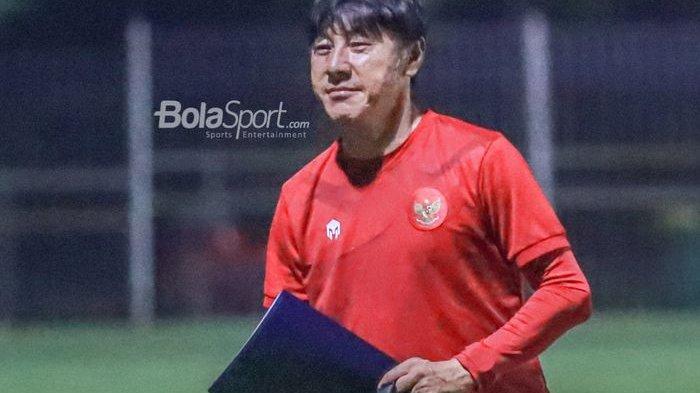 Pelatih timnas U-23 Indonesia, Shin Tae-yong, sedang memantau para pemainnya dalam latihan di Lapangan B, Senayan, Jakarta, 1 Mei 2022.