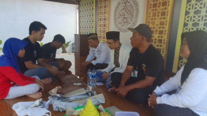 Tradisi kalung usus untuk buang sial di dalam Lapas Kelas IIB Indramayu, Minggu (10/9/2023)