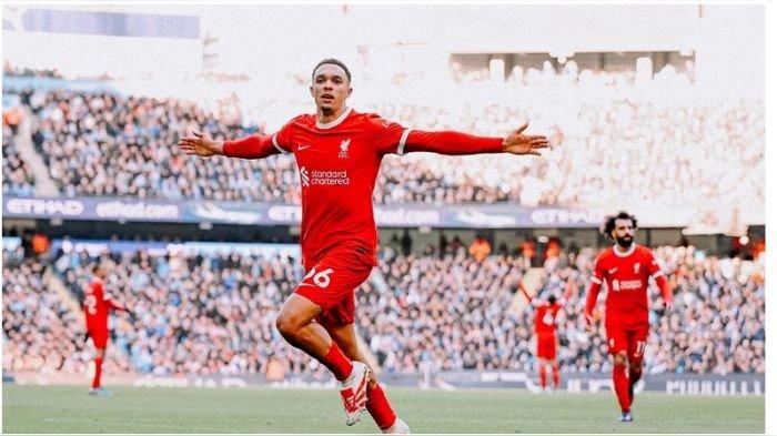 Selebrasi bek kanan Liverpool Trent Alexander-Arnold setelah mencetak gol ke gawang Manchester City di Etihad.