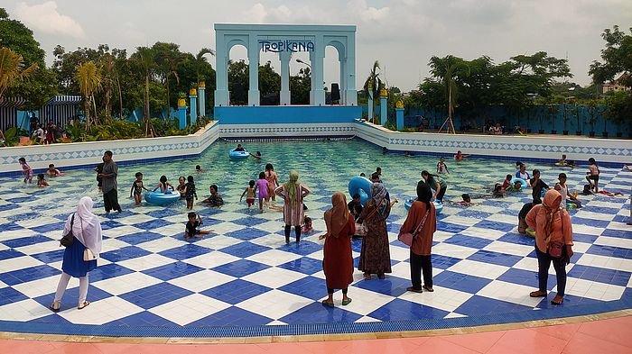 Suasana keramaian pengunjung di wisata air Tropikana Waterpark Cirebon di kawasan Ramayana Plered, Kabupaten Cirebon, Selasa (2/1/2024).
