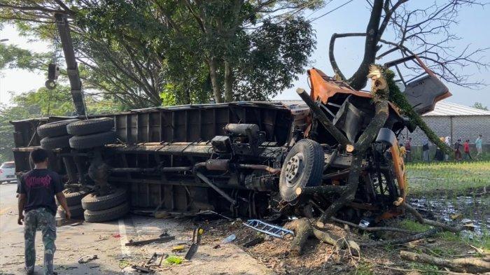 Truk jenis Wing Box mengalami kecelakaan di Jalan Raya Sukabumi tepatnya di Kampung Pancuranluhur, Desa Soggom, Kecamatan Gekbrong, Kabupaten Cianjur, Jumat (12/7/2024)