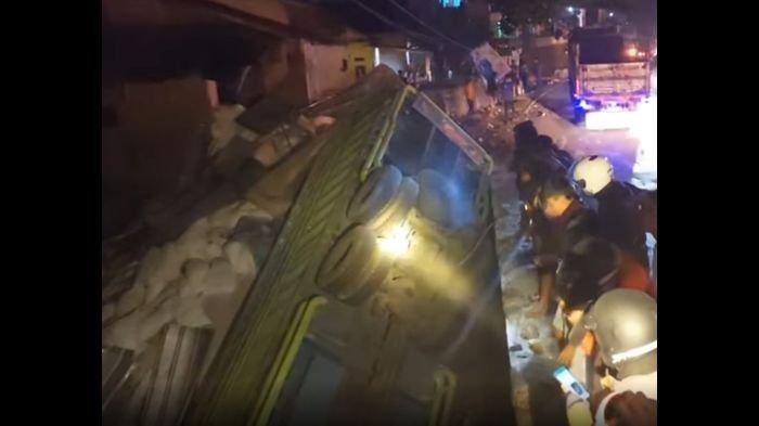 Truk tronton bermuatan tepung terjun ke sungai di jembatan Gentong bawah. Sopir dan pemotor belum diketahui nasibnya, Sabtu (8/7/2023).