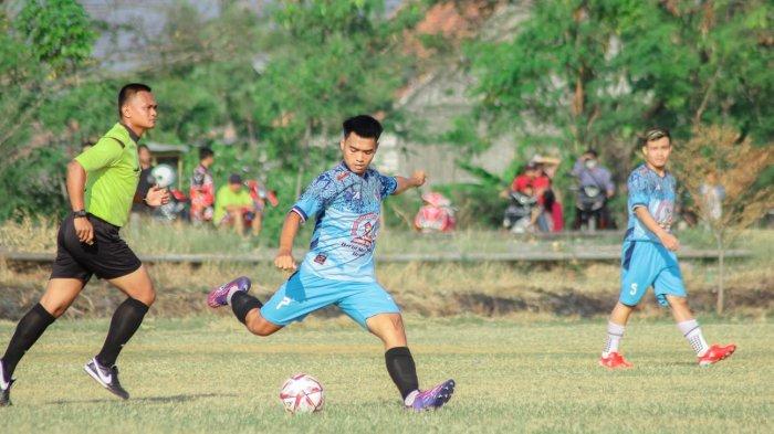 Turnamen Kuwu Karanganyar Cup 2023 yang digelar di Lapangan Sepakbola Bojong Karangsinom, Kecamatan Kandanghaur, Kabupaten Indramayu, Senin (7/8/2023)