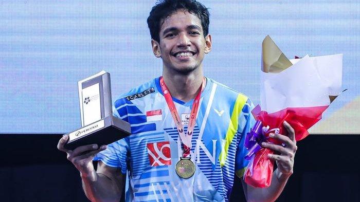 Tunggal putra Indonesia, Chico Aura Dwi Wardoyo, berpose usai menjuarai Malaysia Masters 2022