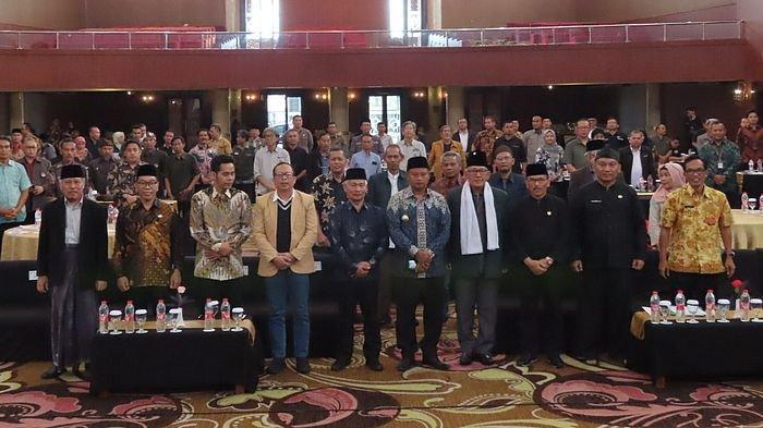 Wakil Gubernur Jawa Barat, Uu Ruzhanul Ulum menghadiri Rapat Koordinasi Forum Kerukunan Umat Beragama (FKUB) se Jawa Barat di Ballroom Sutan Raja Hotel, Kabupaten Bandung, Kamis (24/8/2023).