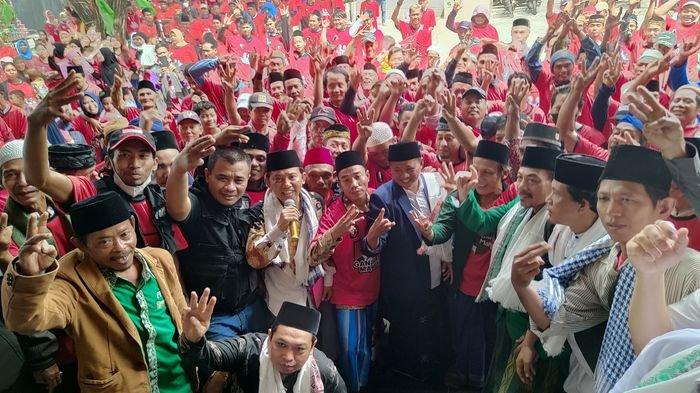 Uu Ruzhanul Ulum saat memimpin langsung apel siaga panglima santri di Kabupaten Indramayu, Senin (22/1/2024).