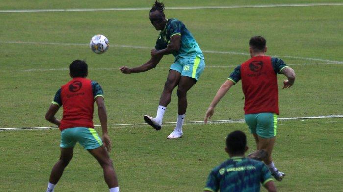 Victor Igbonefo saat berlatih bersama skuad Persib Bandung beberapa waktu lalu. Ia siap menjalani lanjutan Liga 1 2022/2023.