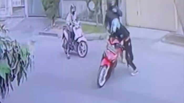 Viral video warga berani melawan pelaku pembegalan seorang diri dan berhasil menghajar dua pelaku hingga melarikan diri.