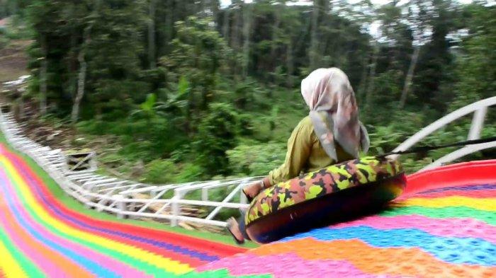 RAINBOW - Wahana Rainbow di objek wisata Nalisa Cipanten, Kecamatan Sindang, Kabupaten Majalengka, Rabu (2/4/2025)