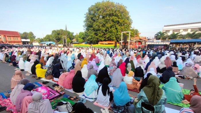 Warga Muhammadiyah saat melaksanakan salat Iduladha di halaman Stadion Tridaya Indramayu, Rabu (28/6/2023)