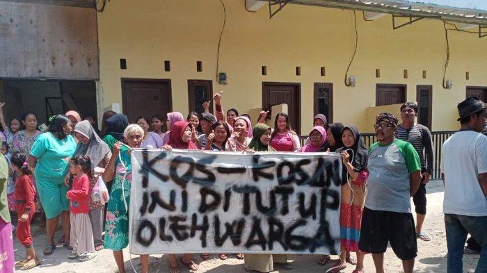 Warga saat menggeruduk kos-kosan per jam di Blok Pilangsari Desa Jatibarang Baru, Kecamatan Jatibarang, Kabupaten Indramayu, Minggu (1/10/2023)