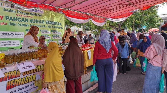 Warga saat menyerbu GPM Pemkab Majalengka di Taman Bagja Raharja, Jalan Letkol Abdul Gani, Kecamatan/Kabupaten Majalengka, Rabu (16/10/2024)
