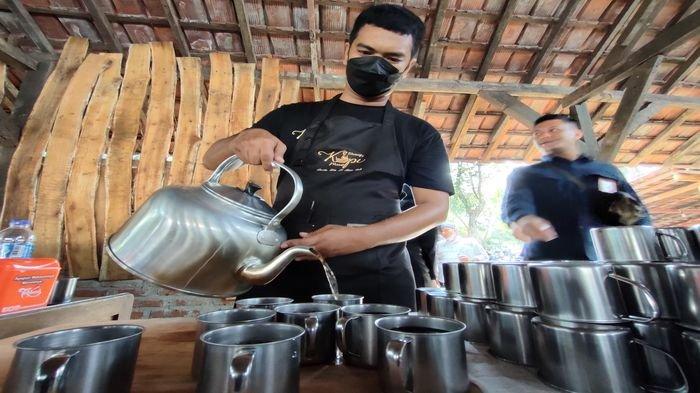 Warung Kopi Manis Indramayu di Jalan Pahlawan, Kelurahan Margadadi, Kecamatan/Kabupaten Indramayu, Rabu (20/7/2022).
