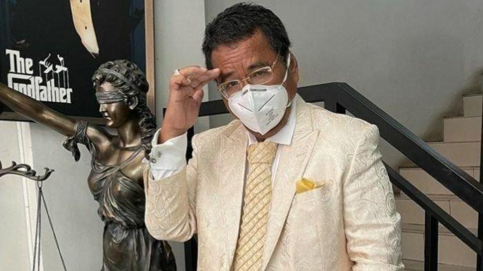 Hotman Paris lempar uang ratusan Dollar ke muka pelayan