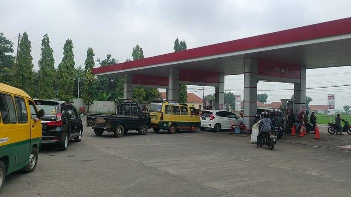Suasana antre pengisian BBM di SPBU daerah Simpeureum, Kecamatan Cigasong, Majalengka, Rabu (29/12/2021).