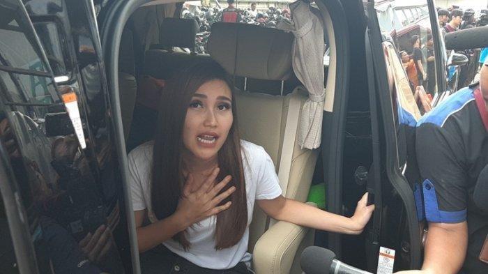 Ayu Ting Ting di TransTV, Jalan Kapten Tendean, Mampang Prapatan, Jakarta Selatan, Rabu (4/12/2019). (Warta Kota/Arie Puji Waluyo)