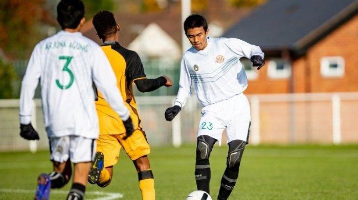 Bek tengah Garuda Select, Kakang Rudianto (no 23) bersiap melakukan tendangan.
