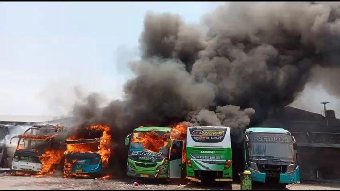 Tangkapan layar sejumlah bus di garasi PO Sahabat di Kabupaten Cirebon terbakar pada Rabu (18/10/2023).
