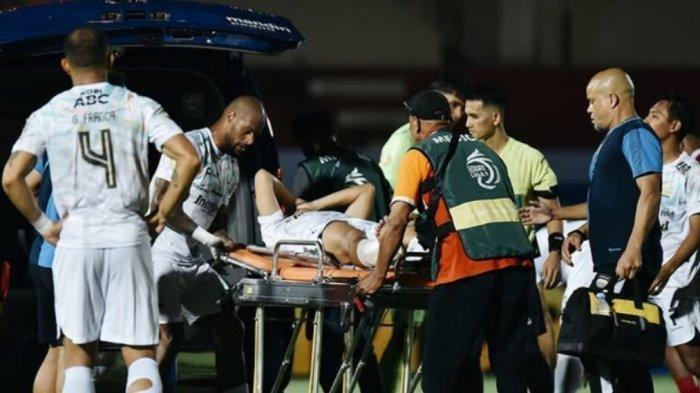 Bomber Persib Bandung, David da Silva, terlihat ikut menandu Dedi Kusnandar yang mengalami cedera. Dedi Kusnanadar diduga mengalami cedera yang benar-benar serius saat mengejar pemain Barito Putera di menit 46 dalam laga yang digelar di Stadion Sultan Agung, Bantul, Rabu (18/12/2024)