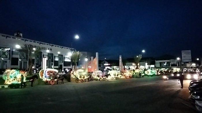 Suasana kawasan Alun alun Taman Kota Kuningan di malam hari dipenuhi jejeran delman hias, Selasa (20/7/2021).