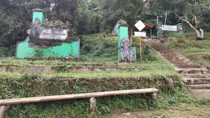 Gerbang destinasi wisata alam Curug Cilengkrang di Kuningan.