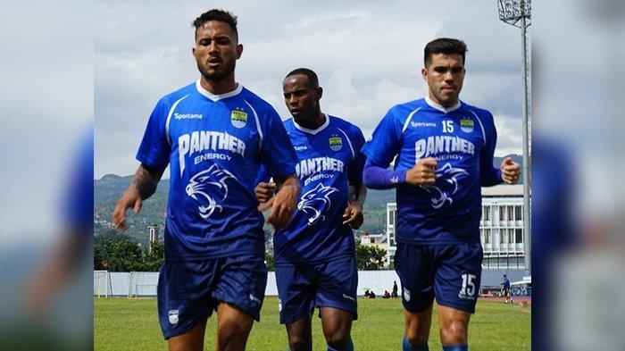 Dua pemain seleksi baru di Persib Bandung, Wander Luiz dan Joel Vinicius bersama Fabiano Beltrame berlatih di Stadion SPOrT Jabar Arcamanik, Minggu (12/1/2019).