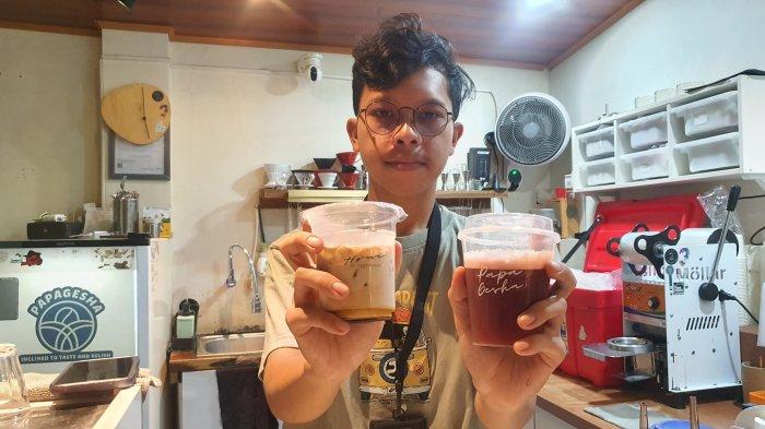 Barista saat menyajikan menu Es Kopi Susu Papa dan Papa Island kepada pengunjung di Papagesha, Jalan Pemuda, Kecamatan/Kabupaten Majalengka, Jumat (6/10/2023).