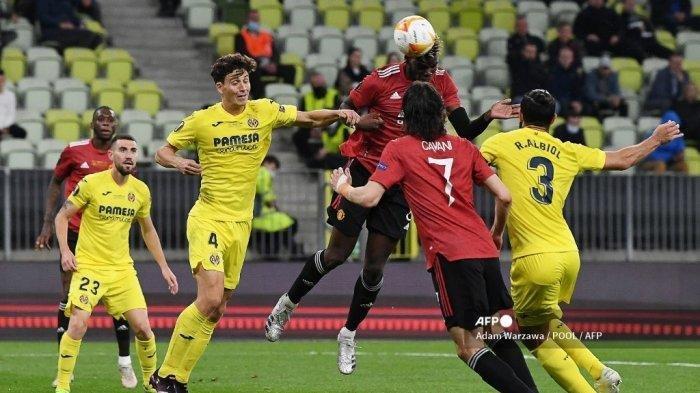 Gelandang Manchester United Prancis Paul Pogba (tengah) mencoba menyundul bola selama pertandingan final Liga Eropa UEFA antara Villarreal CF dan Manchester United di Stadion Gdansk di Gdansk pada 26 Mei 2021.