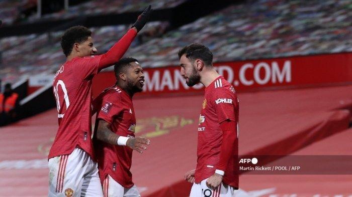Gelandang Portugis Manchester United Bruno Fernandes (kanan) mengatur gol ketiga dalam pertandingan sepak bola putaran keempat Piala FA Inggris antara Manchester United dan Liverpool di Old Trafford di Manchester, Inggris barat laut, pada 24 Januari 2021.