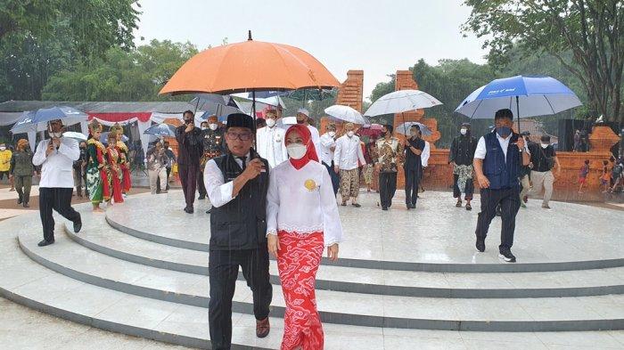Gubernur Jabar, Ridwan Kamil, bersama Ibu Cinta saat meninjau Alun-Alun Sangkala Buana, Kecamatan Lemahwungkuk, Kota Cirebon, Jumat (4/2/2022).