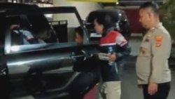 Petugas saat menyerahkan bocah lelaki yang ditemukan di simpang tiga Cikijing kepada orang tuanya yang menjemput di Mapolsek Cikijing, Kecamatan Cikijing, Kabupaten Majalengka, Selasa (1/4/2025) malam.