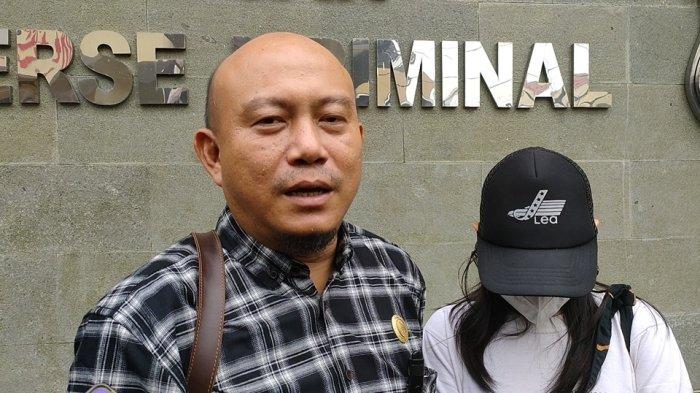 Kuasa hukum korban, Yudia Alamsyah bersama korban berinisial II